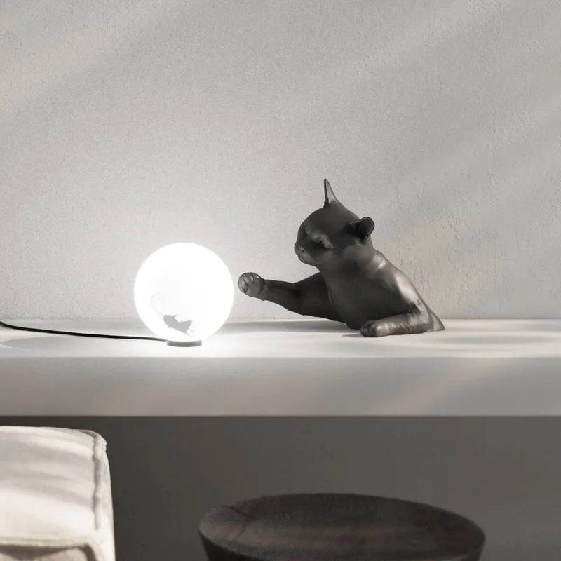 tafellamp Maoo, zwart keramiek, glas, kattenfiguurtje van Karman – productfoto