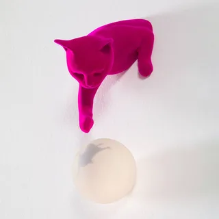 wandlamp Maoo, fuchsia keramiek, glas, kattenfiguurtje från Karman – produktbild 1 av 3