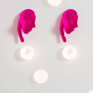 wandlamp Maoo, fuchsia keramiek, glas, kattenfiguurtje från Karman – produktbild 2 av 3