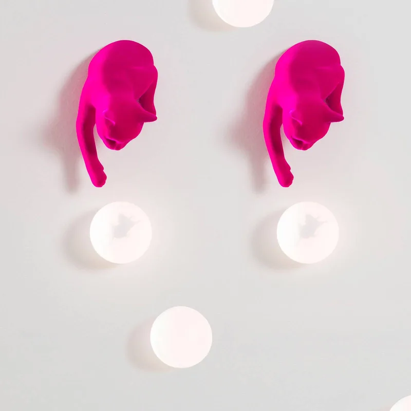 wandlamp Maoo, fuchsia keramiek, glas, kattenfiguurtje från Karman – produktbild 2 av 3