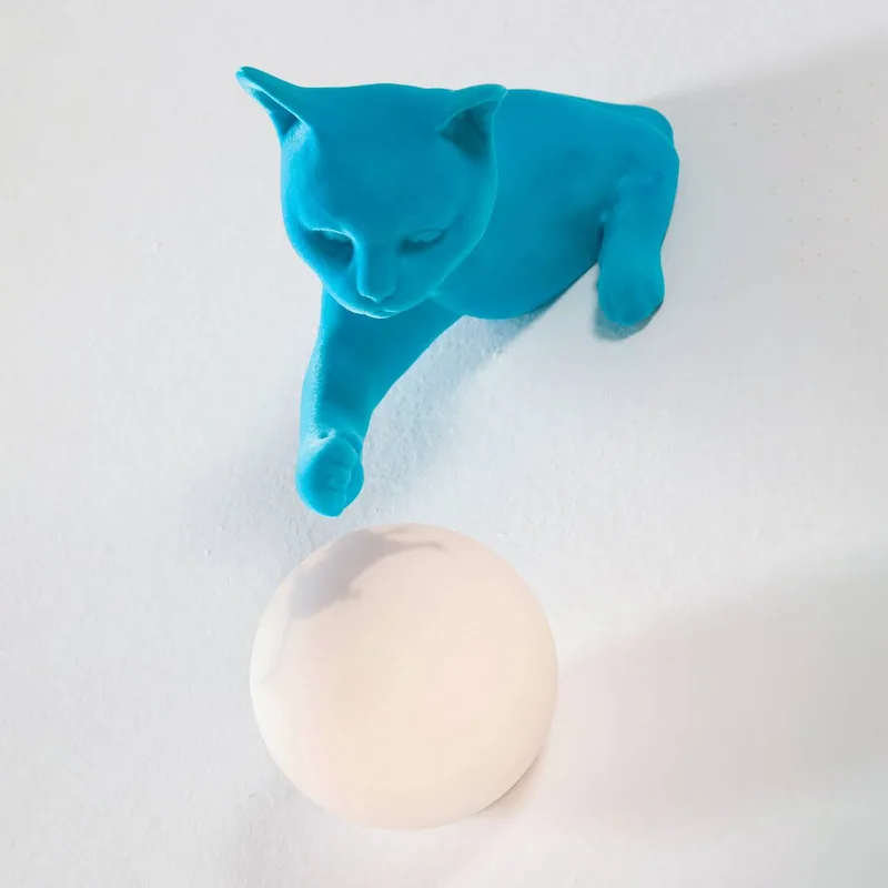 wandlamp Maoo, keramiek lichtblauw, glas, kattenfiguurtje by Karman – product photo