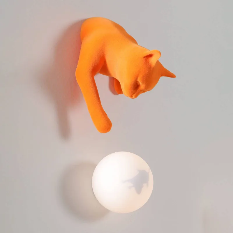 wandlamp Maoo, oranje keramiek, glas, kattenfiguurtje von Karman – Produktfoto