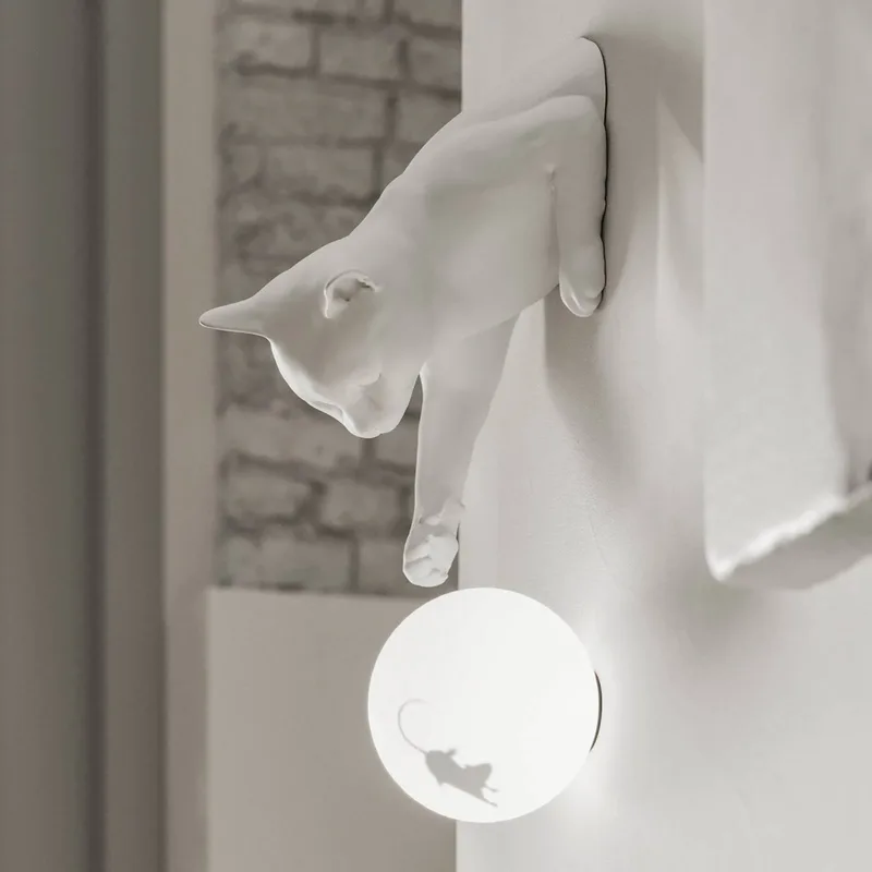 wandlamp Maoo, wit keramiek, glas, kattenfiguurtje by Karman – product photo