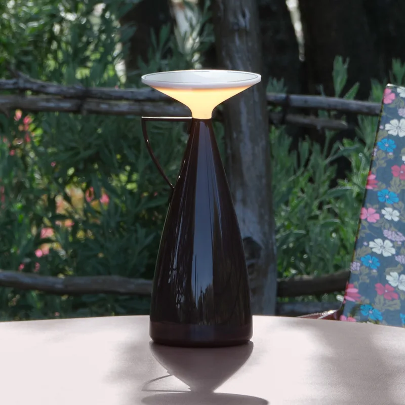 Camomille LED tafellamp op batterijen, donkerrood, hoogte 24 cm - Kartell - Woonkamer - Designer - Kunststof - 1 lamp von Kartell – Produktfoto