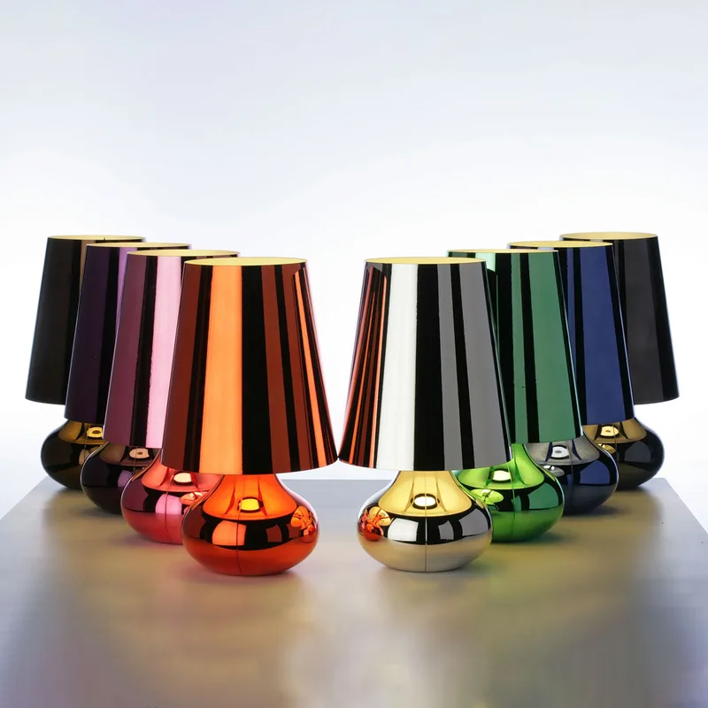 Cindy LED tafellamp, metallic blauw - Kartell - Woonkamer - Designer - Kunststof - Met lampenkap von Kartell – Produktfoto
