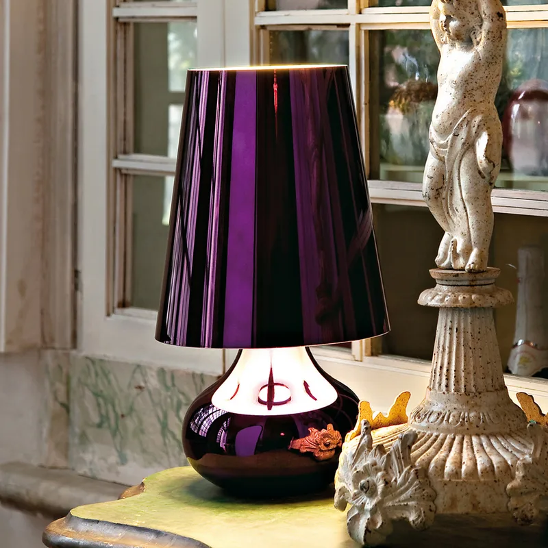 Cindy LED tafellamp, paars metallic - Kartell - Woonkamer - Designer - Kunststof - Met lampenkap von Kartell – Produktfoto