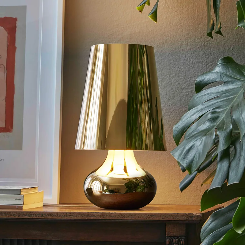 Cindy tafellamp donker goud - Kartell - Woonkamer - Designer - Kunststof - Met lampenkap von Kartell – Produktfoto