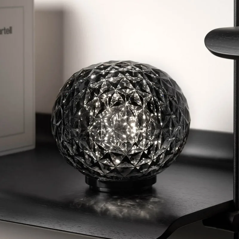Mini Planet Plug tafellamp Smoke - Kartell - Woonkamer - Designer - Kunststof - Bol von Kartell – Produktfoto
