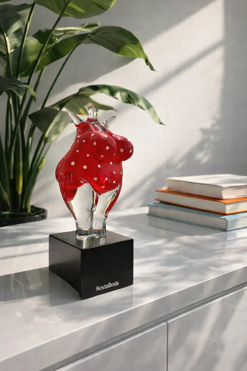 Kjell Engman Happy Dip Red Limited Edition Tafelsieraden - Rood från Kosta Boda – produktbild