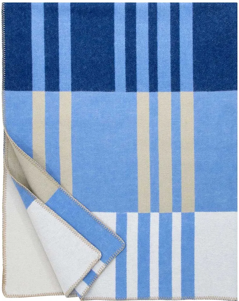 TOFFEE plaid 130x180cm bosbessen/blauw van Lapuan Kankurit in Blauw – productfoto