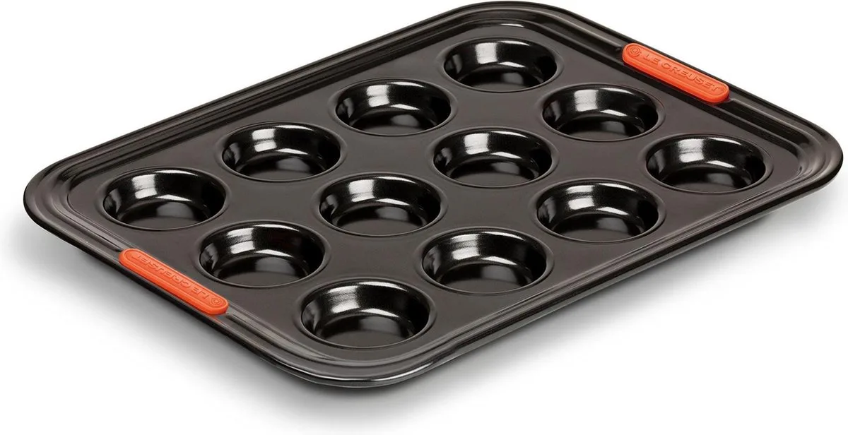 Patiliss - Bakvorm 12 mini cakes 34cm Zwart van Le Creuset in Zwart – productfoto