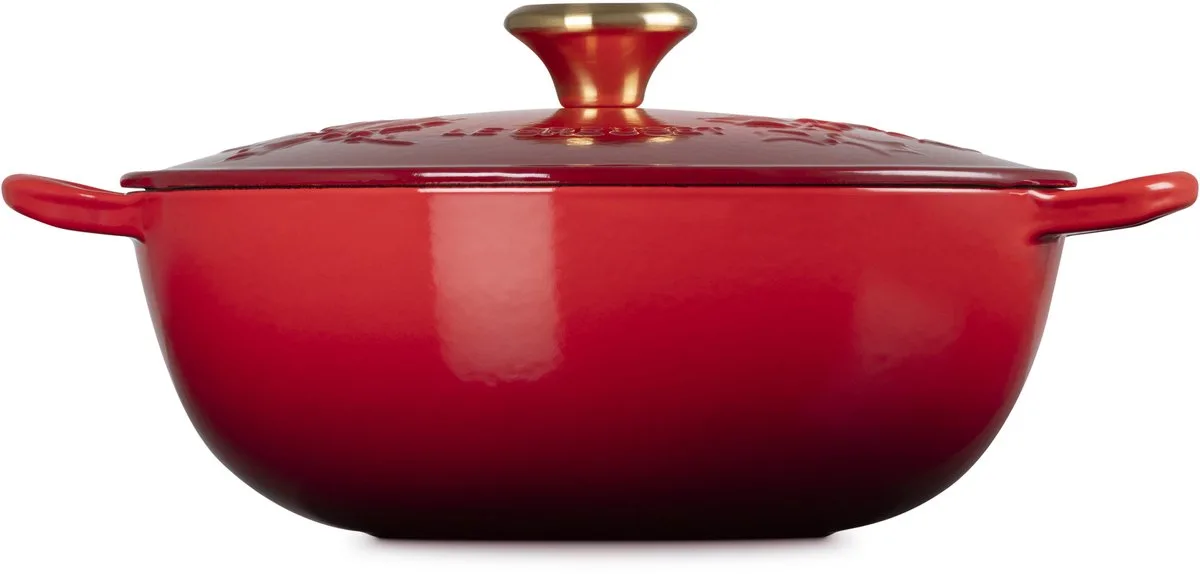 Marmite Holly met Goudkleurig Knop 26cm 4,1l Gietijzer von Le Creuset in Kersenrood – Produktfoto