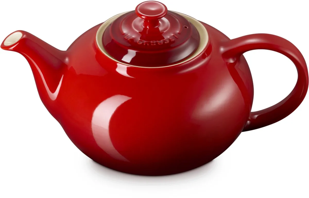 Theepot 1,3 Liter In Aardewerk Kersenrood von Le Creuset in Rot – Produktfoto