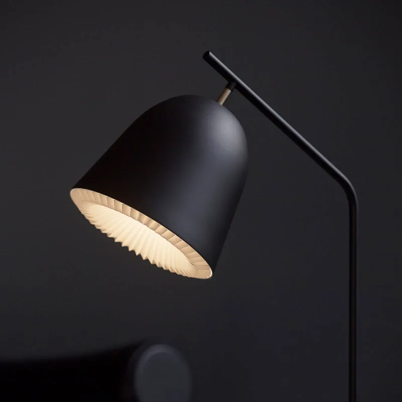 Caché - Designer-Stehleuchte de Le Klint en Noir – photo du produit 3 sur 5