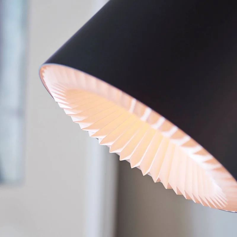 Caché - Designer-Stehleuchte de Le Klint en Noir – photo du produit 4 sur 5