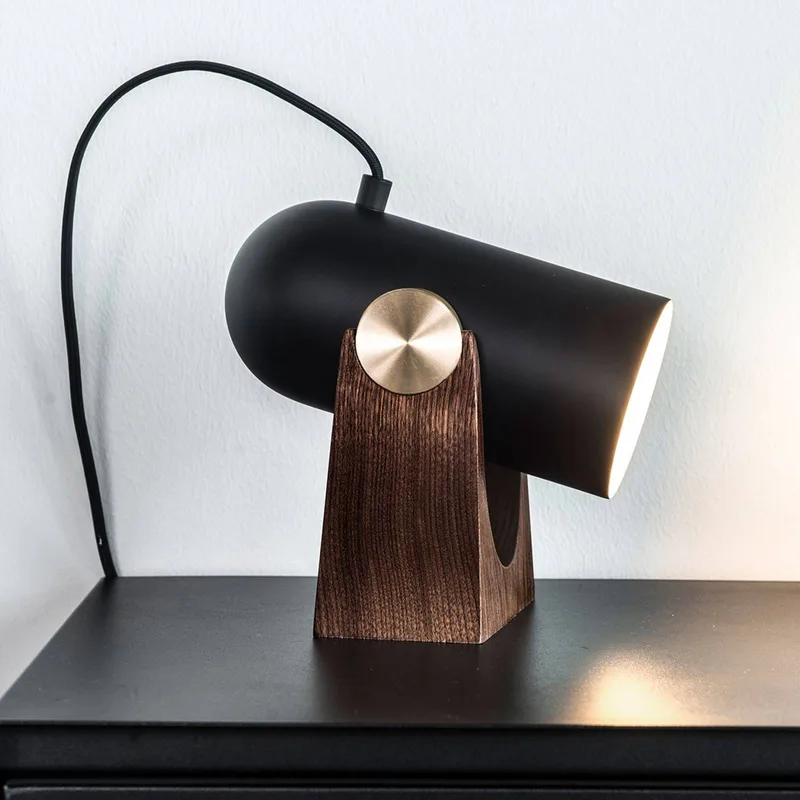 Carronade - schwarze Tischleuchte van Le Klint in Zwart, Nussbaum – productfoto