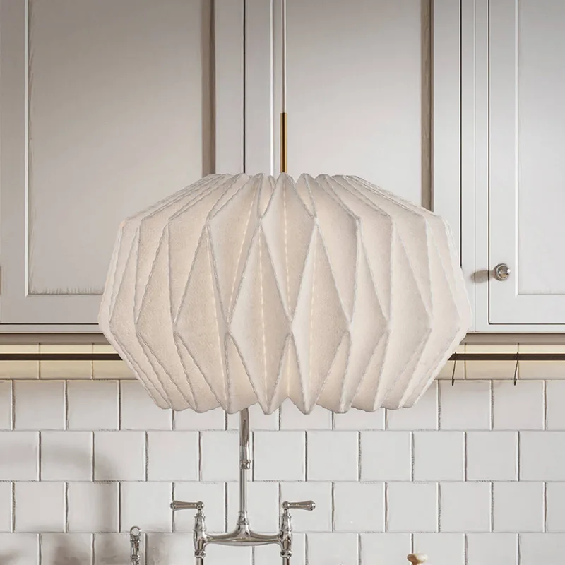Hängeleuchte Softly Pleated I, Ø 62 cm, weiß, Filz van Le Klint in Wit, Messing – productfoto