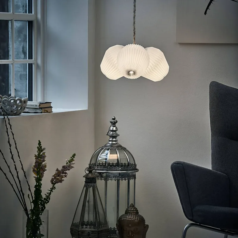 Hängeleuchte The Bouquet 3-flammig, Ø 35 cm de Le Klint en Blanc – photo du produit