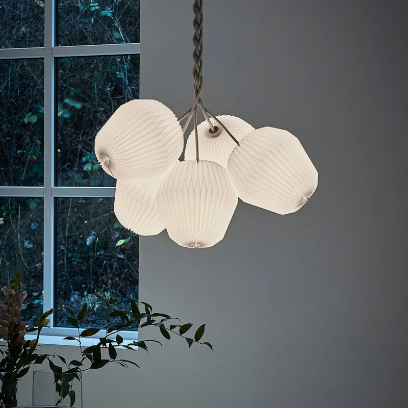 Hängeleuchte The Bouquet 5-flammig, Ø 55 cm by Le Klint in White – product photo