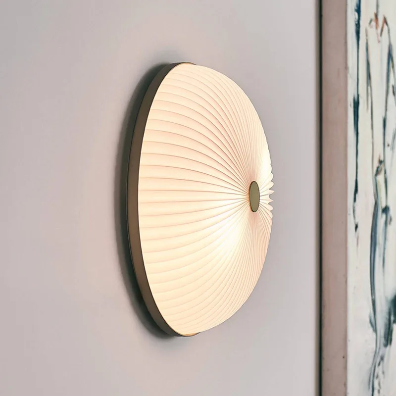 Lamella Wandleuchte goldfarben 35 cm by Le Klint in White – product photo