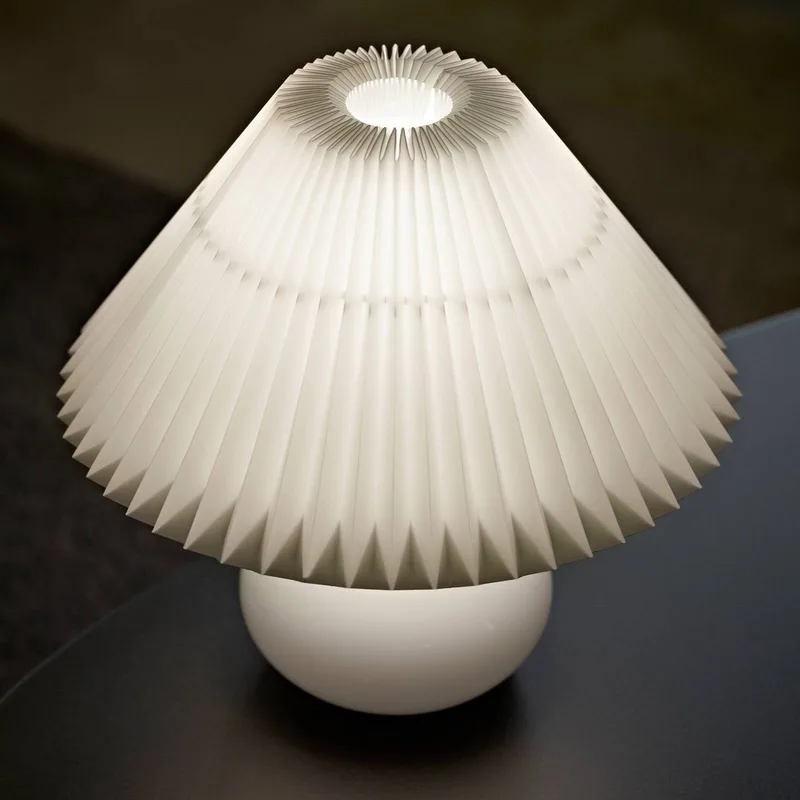 LE KLINT 314 Tischleuchte, weiß/messing, Höhe 27cm by Le Klint in White, Brass – product photo