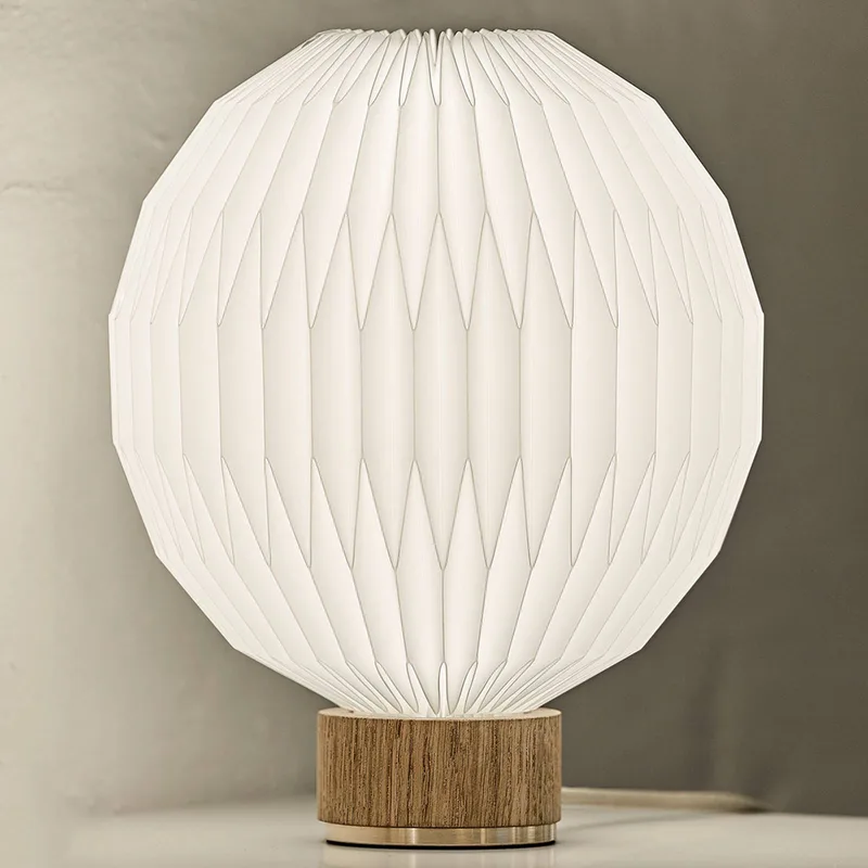 LE KLINT 375 Tischleuchte Kunststoffschirm 25 cm van Le Klint in Wit, Eiche hell – productfoto