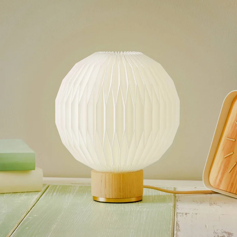 LE KLINT 375 Tischleuchte Ø 18 cm Kunststoffschirm van Le Klint in Wit, Holz hell, Messing – productfoto