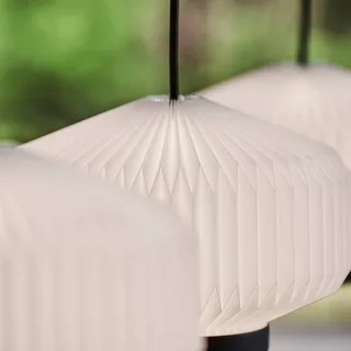 Shibui Small Hängeleuchte, Ø 28 cm by Le Klint in White, Black – product photo 3 of 5
