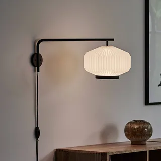 Shibui Wandleuchte mit gefaltetem Schirm från Le Klint i Svart, Vit – produktbild 1 av 3