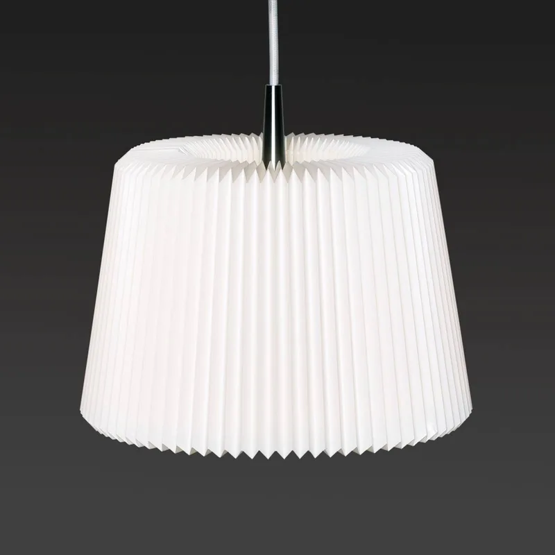 Snowdrop M - Pendelleuchte aus Papier by Le Klint in White – product photo
