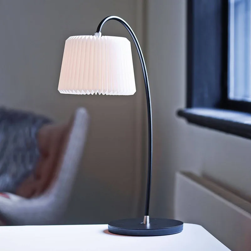 Snowdrop - Tischlampe m. Kunststoffschirm van Le Klint in Wit, Zwart – productfoto
