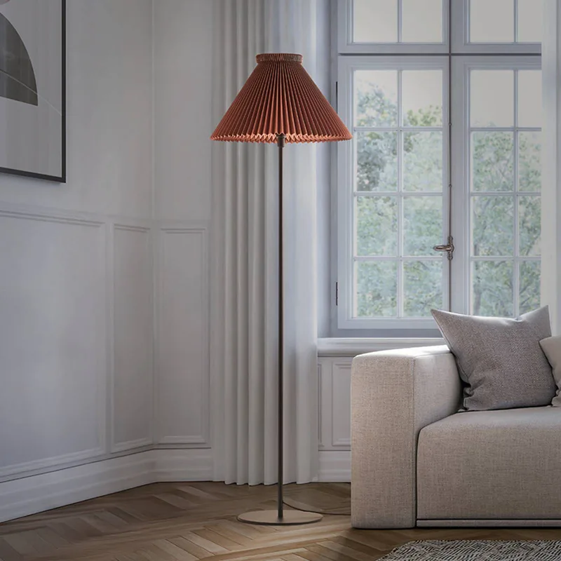 Stehleuchte LK 334, braun, Papier, Höhe 155 cm van Le Klint in Bruin, Zwart – productfoto