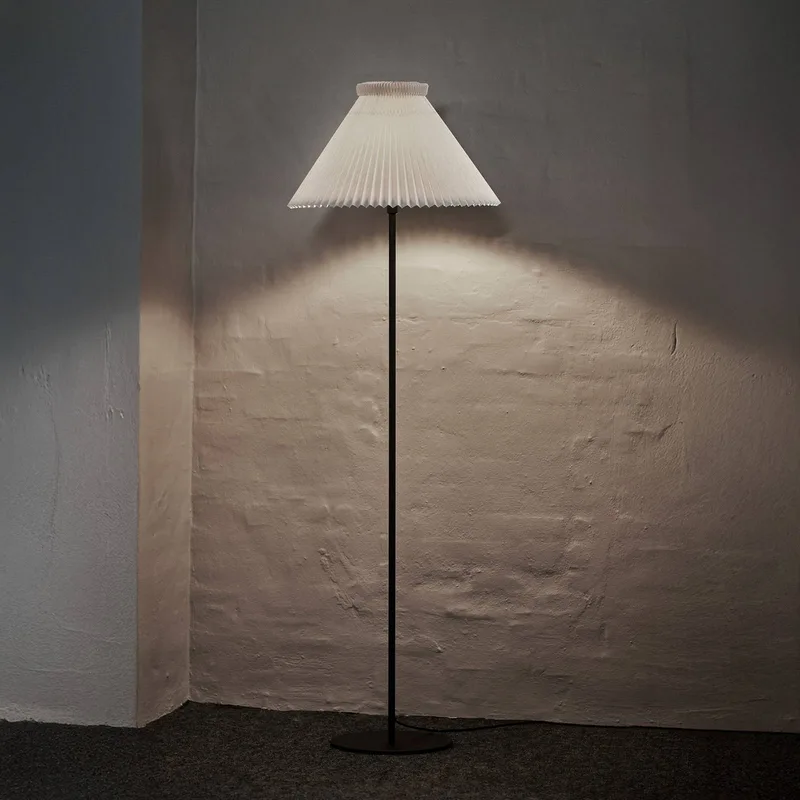 Stehleuchte LK 334, Papier, weiß, Höhe 155 cm von Le Klint in Weiß, Schwarz – Produktfoto 3 von 3