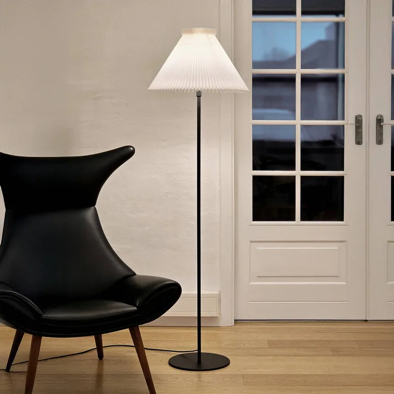 Stehleuchte LK 334, Papier, weiß, Höhe 155 cm by Le Klint in White, Black – product photo