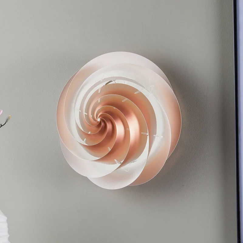Swirl Small - kupferfarbene Wandleuchte by Le Klint in Copper, White – product photo