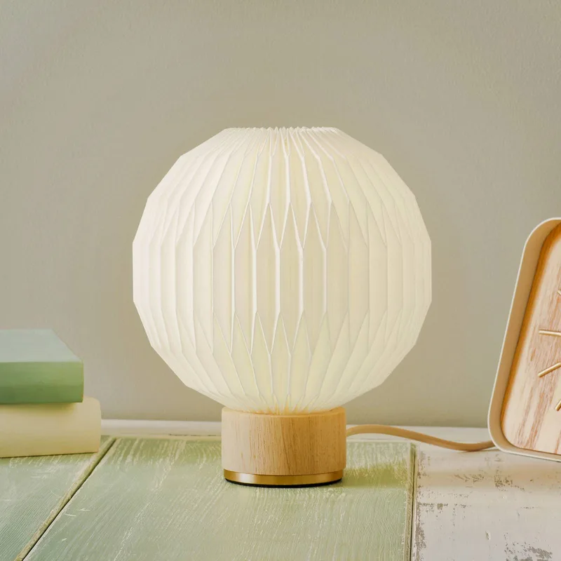 Tischleuchte 375, Ø 18 cm, Papierschirm by Le Klint in White, Holz hell, Brass – product photo