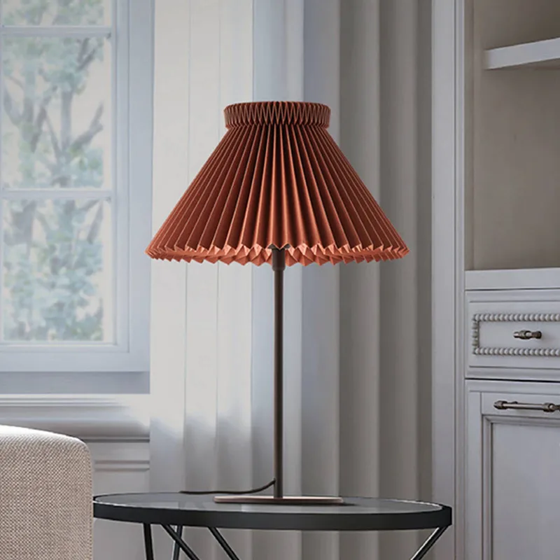 Tischleuchte LK 334, braun, Papier, Höhe 50 cm van Le Klint in Bruin, Zwart – productfoto