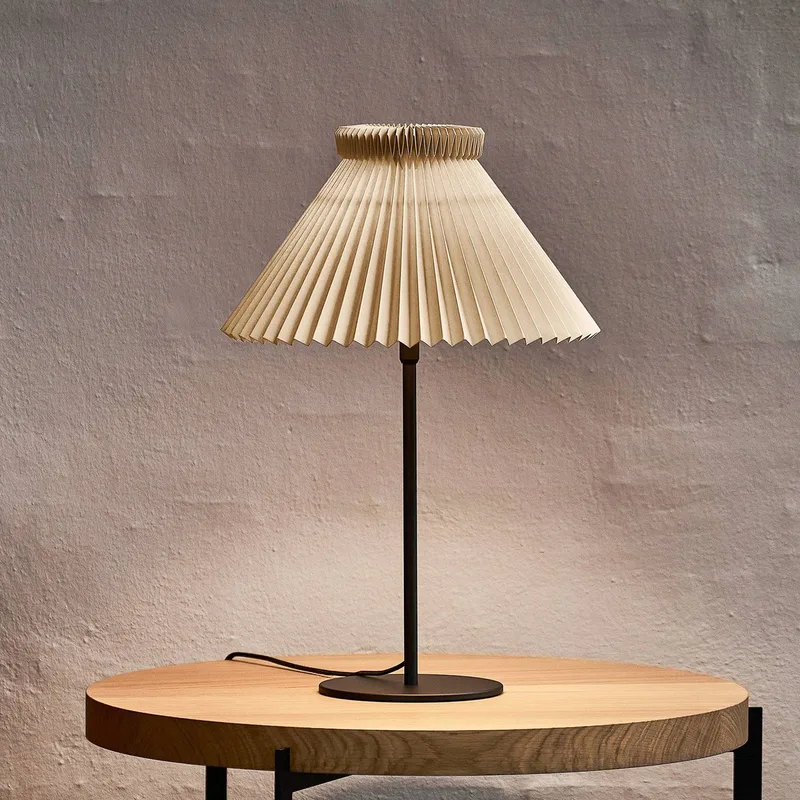 Tischleuchte LK 334, creme, Papier, Höhe 50 cm van Le Klint in Crème, Zwart – productfoto