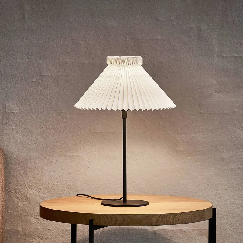 Tischleuchte LK 334, Papier, weiß, Höhe 50 cm van Le Klint in Wit, Zwart – productfoto