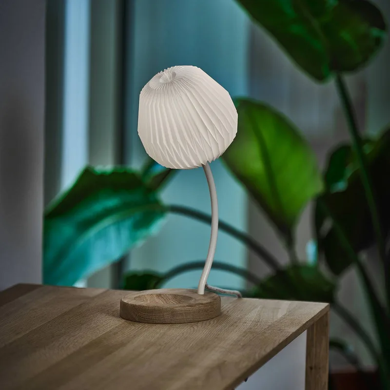 Tischleuchte The Bouquet, Lampenschirm Folie by Le Klint in White, Holz hell – product photo