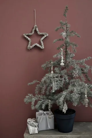 Winterliche Kunstpflanze Kunstbaum mit Beleuchtung CEDILLE, Lene Bjerre, Höhe 120 cm von Lene Bjerre in Grün – Produktfoto 2 von 2