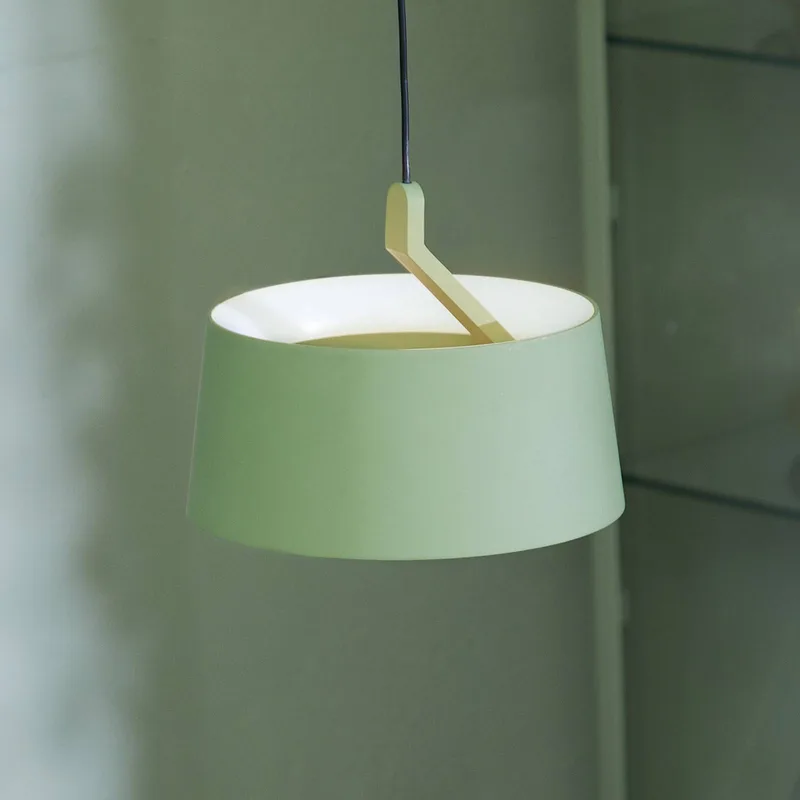 LED hanglamp Cookie, aluminium Ø 15 cm van LOOM DESIGN in Groen – productfoto