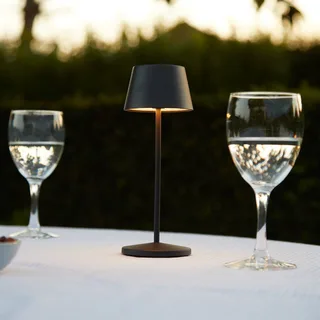 LED tafellamp op accu Modi Micro, IP65 van LOOM DESIGN in Zwart – productfoto 2 van 3