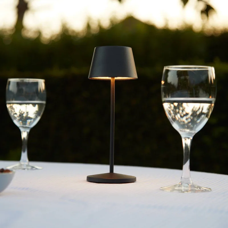 LED tafellamp op accu Modi Micro, IP65 van LOOM DESIGN in Zwart – productfoto 2 van 3