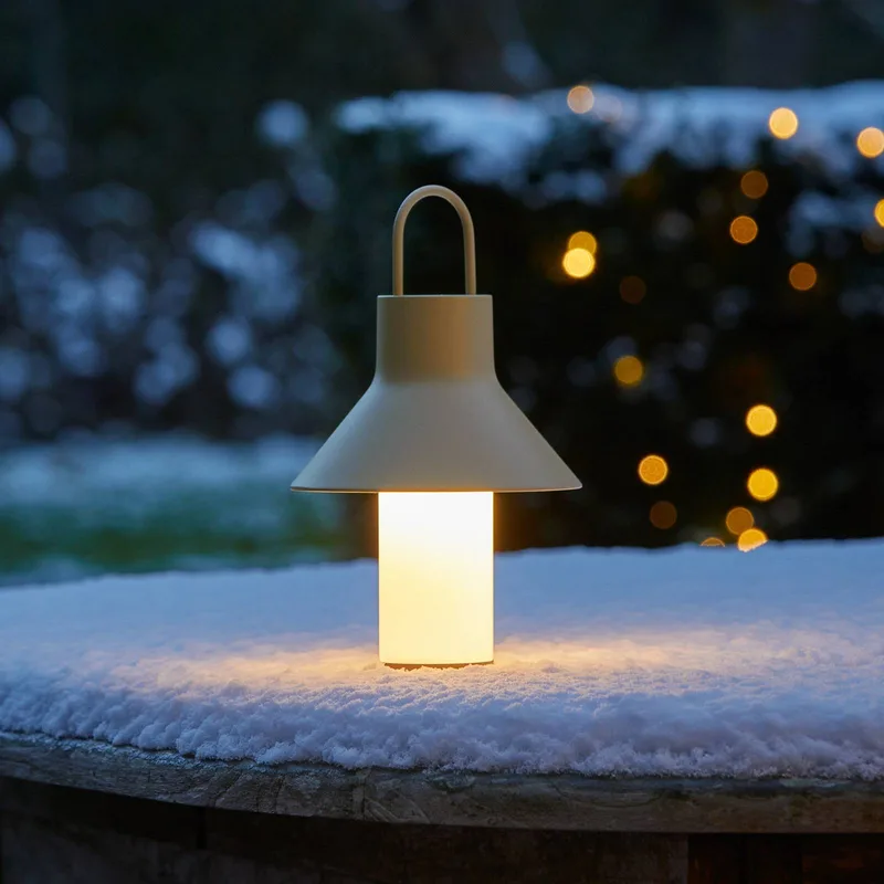 LED tafellamp op accu Shadow Small, IP65 van LOOM DESIGN in Beige – productfoto