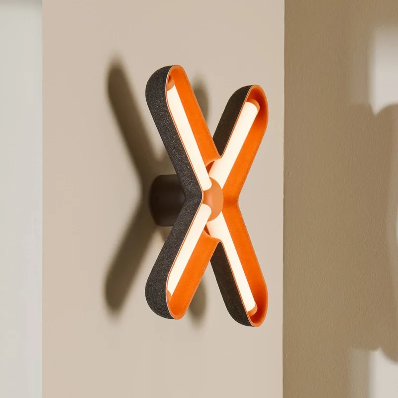 LED wandlamp Fuzz, oranje/zwart, 50 cm van LOOM DESIGN in Oranje, Zwart – productfoto