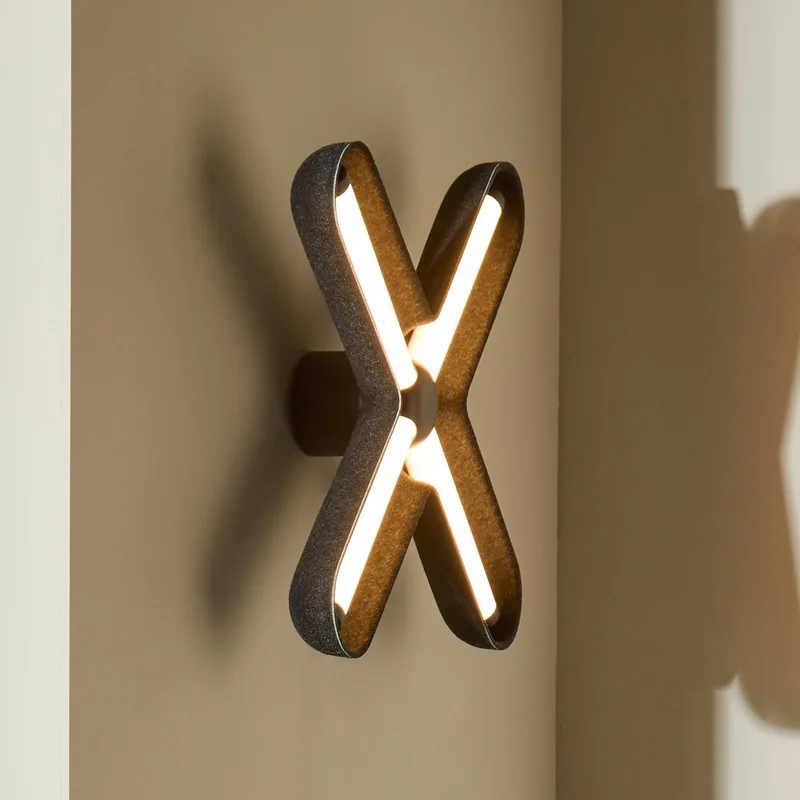 LED wandlamp Fuzz, zwart/zwart, 50 cm van LOOM DESIGN in Zwart – productfoto