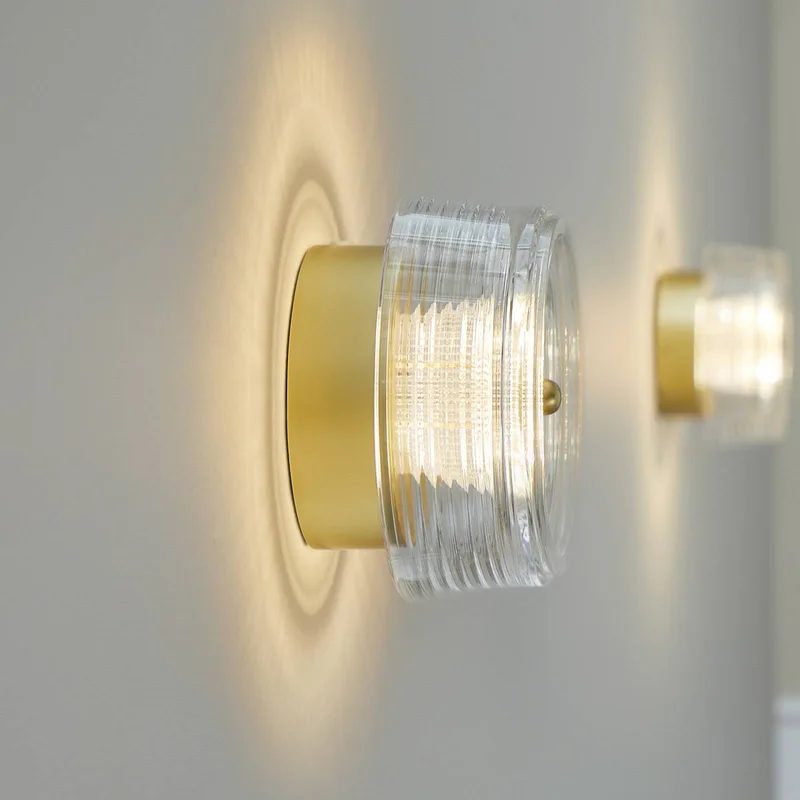LED wandlamp Glow goudkleurig/helder Ø 16 cm acryl van LOOM DESIGN in Mat goud, Helder – productfoto