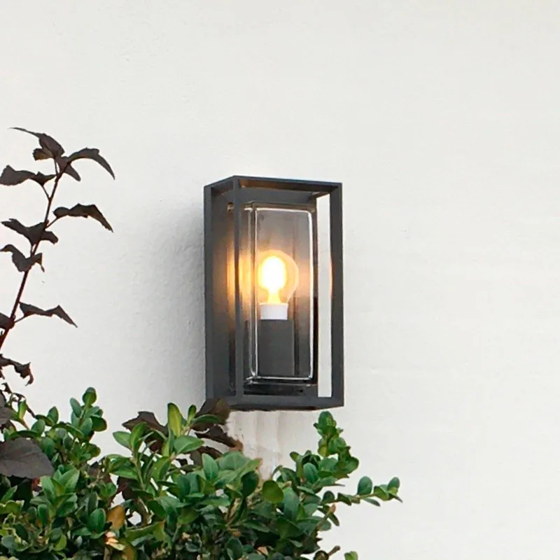 Loke utomhusvägglampa med sockel von LOOM DESIGN in Schwarz, Helder – Produktfoto
