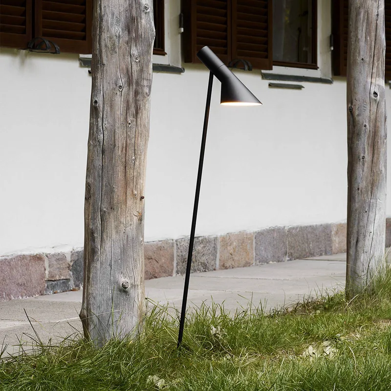 AJ Garden Höhe 95 cm Fußplatte 830 by Louis Poulsen in Schwarz – product photo
